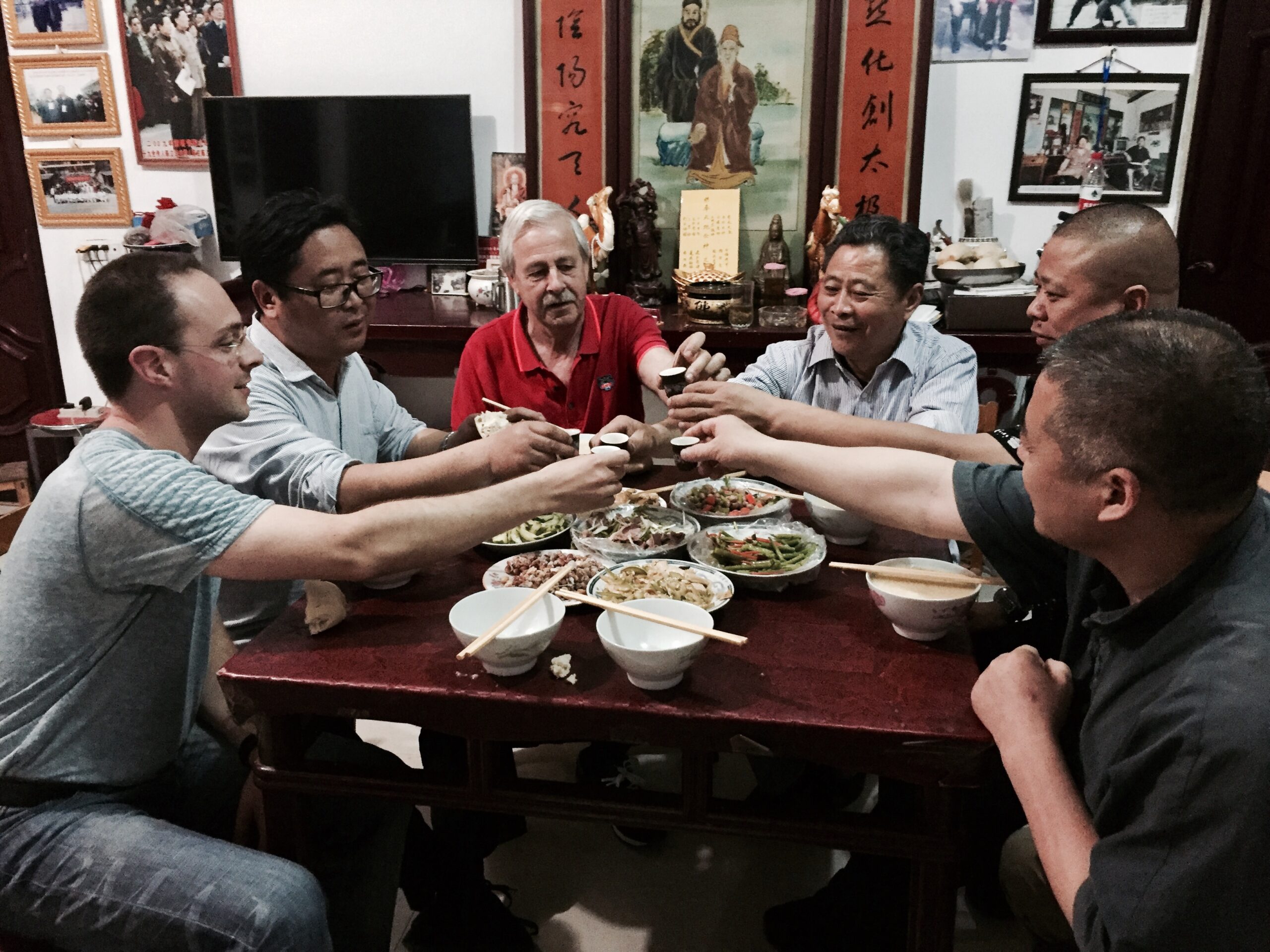Matthieu Tachon partageant un repas avec des maîtres à Chenjiagou